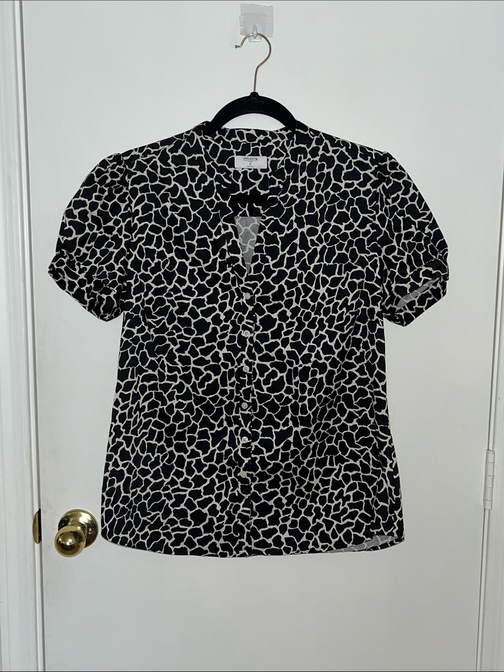 UNTUCKit Black and Cream Short-Sleeve Printed Button-Up Blouse